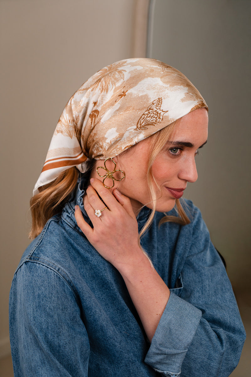 Foulard Romane de la marque IT HIPPIE, accessoire de mode avec motifs colorés, porté enroulé autour du cou.
