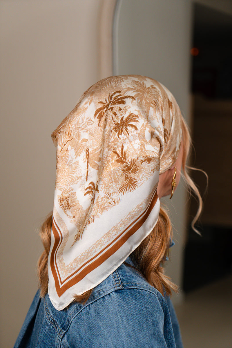 Foulard Romane de la marque IT HIPPIE, accessoire en tissu léger avec motifs floraux, porté autour du cou.