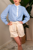 Short Émile de la marque IT HIPPIE, style décontracté avec ceinture et poches visibles, en tissu léger.