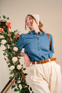 Chemisier Charlie femme en jean bleu ciel, col volanté - It Hippie