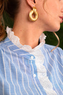 Chemise Billie de IT HIPPIE en tissu léger avec col, manches longues et motif à rayures, vue de face.