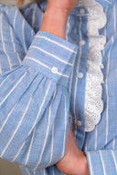 Chemise Billie de IT HIPPIE en coton blanc avec col classique et manches longues, portée sur un mannequin.