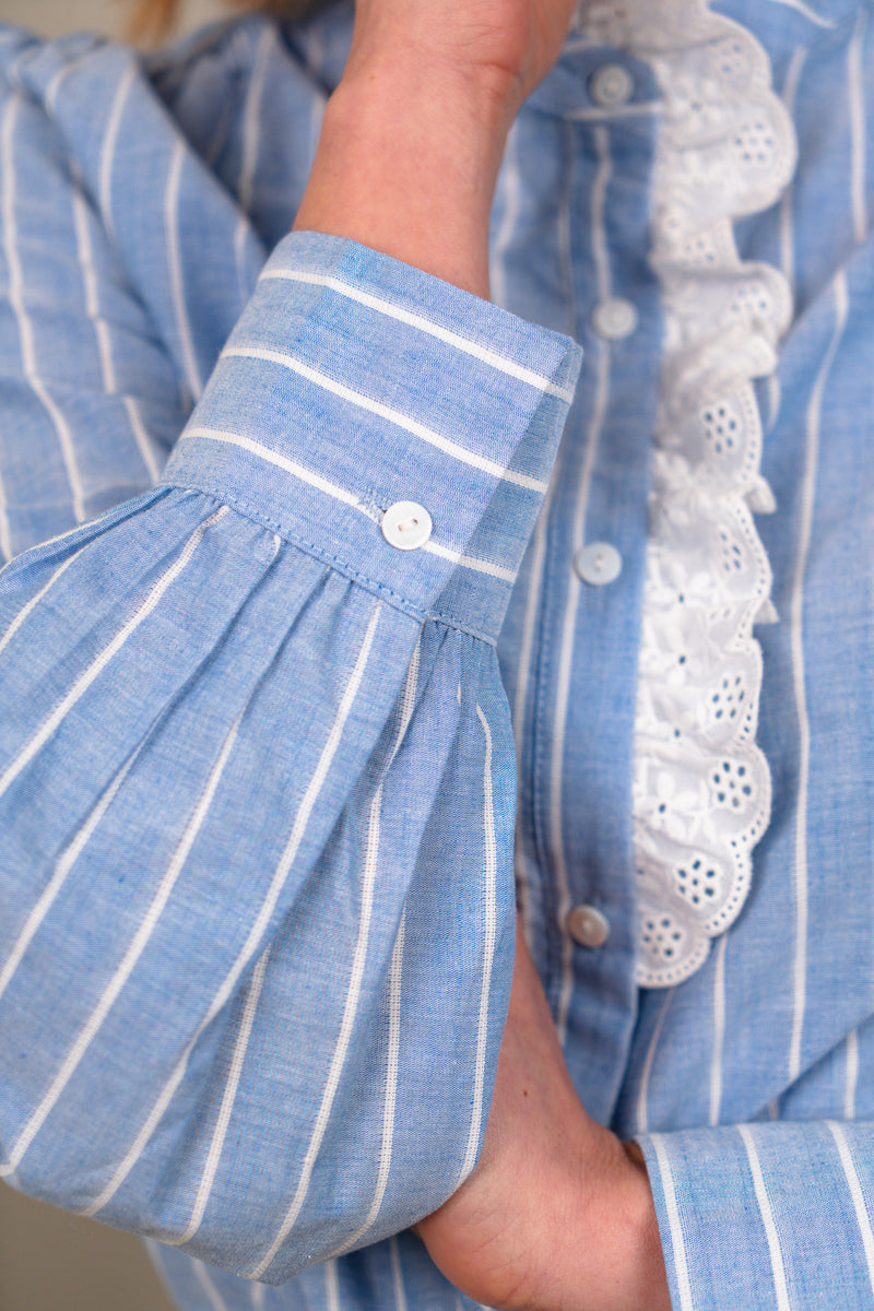 Chemise Billie de IT HIPPIE en coton blanc avec col classique et manches longues, portée sur un mannequin.