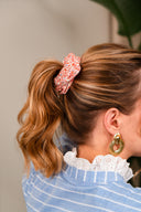 Chouchou Marie de la marque IT HIPPIE en tissu coloré avec motif floral, posé sur une surface blanche.