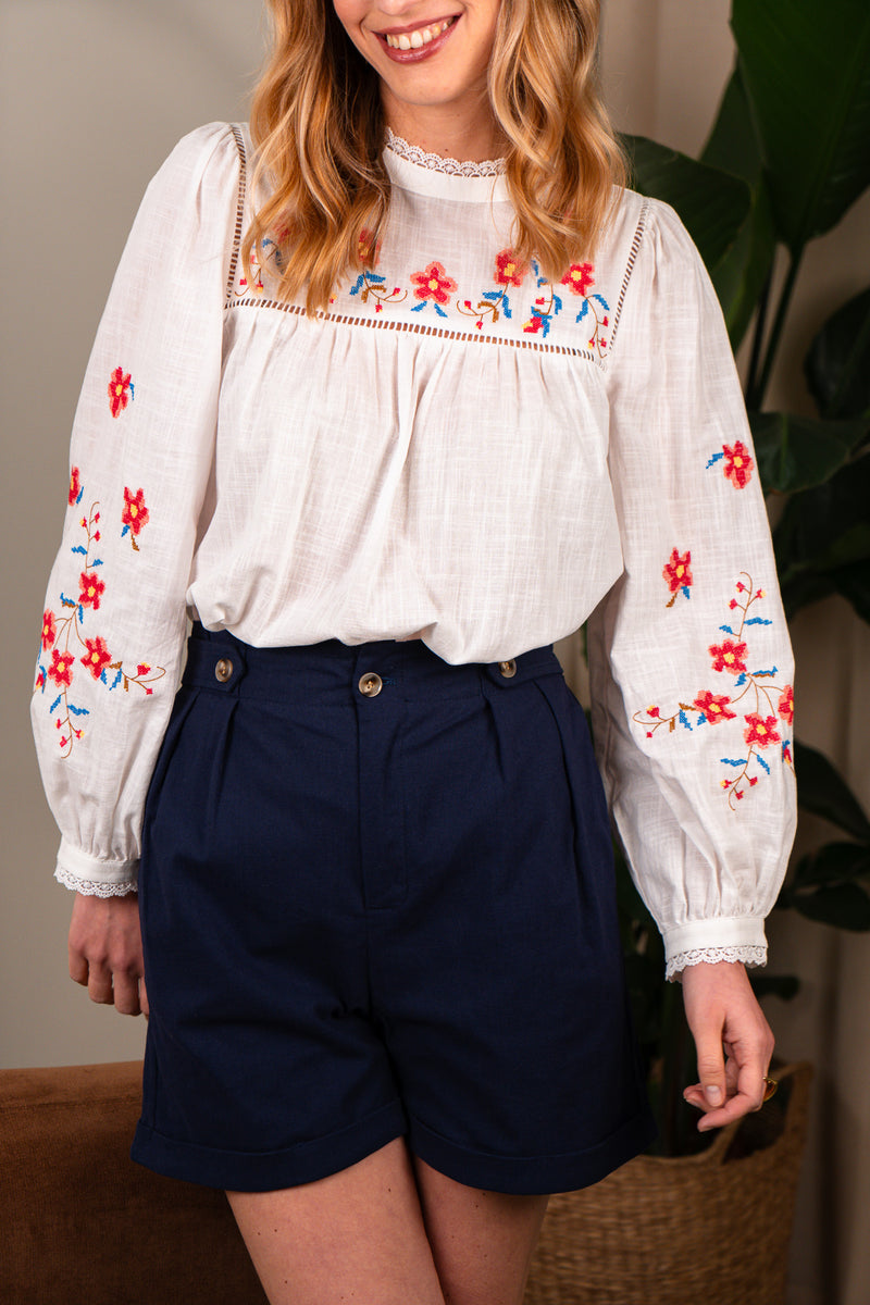 Short pour femme IT HIPPIE Nino, coupe classique, en coton léger, couleur beige, présenté sur mannequin.