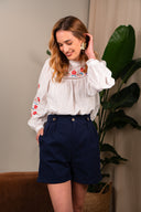 Short pour femme IT HIPPIE Nino, coupe classique en coton, couleur beige, porté avec un t-shirt blanc.