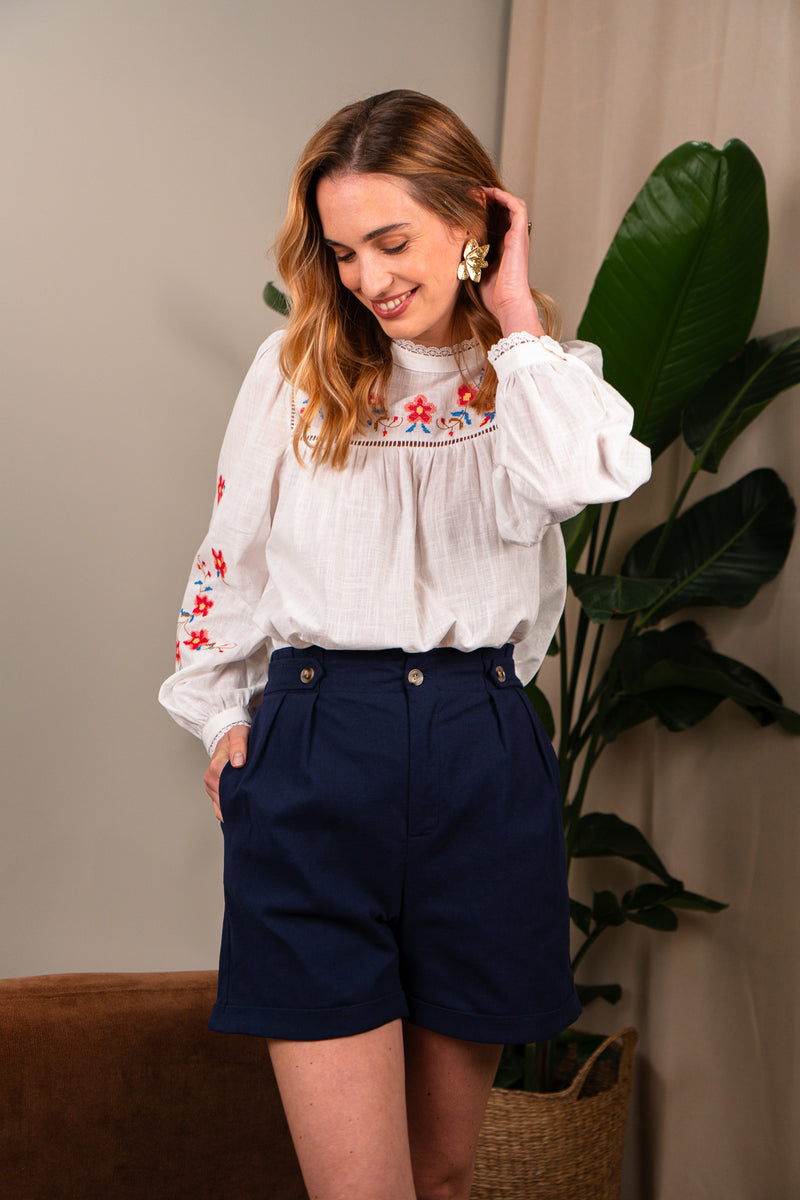 Short pour femme IT HIPPIE Nino, coupe classique en coton, couleur beige, porté avec un t-shirt blanc.