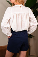 Blouse Jenna de la marque IT HIPPIE, en tissu léger, avec détails de finition, portée sur mannequin blanc.