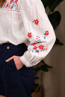 Blouse Jenna de la marque IT HIPPIE, en tissu léger avec manches longues et col en V, portée sur un mannequin.