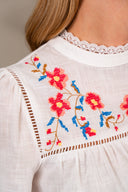 Blouse Jenna de IT HIPPIE en tissu léger, avec col en V et manches longues, portée par un mannequin.
