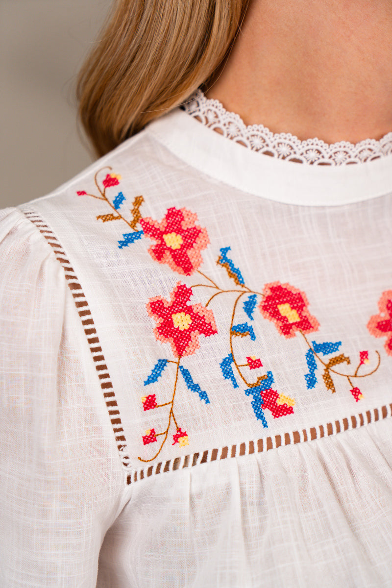 Blouse Jenna de IT HIPPIE en tissu léger, avec col en V et manches longues, portée par un mannequin.