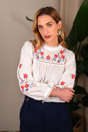 Blouse Jenna de la marque IT HIPPIE, en tissu léger avec manches longues et col en V, portée sur un modèle.