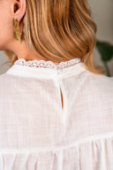 Blouse Jenna de la marque IT HIPPIE, en tissu léger, couleur neutre, affichée sur un mannequin.