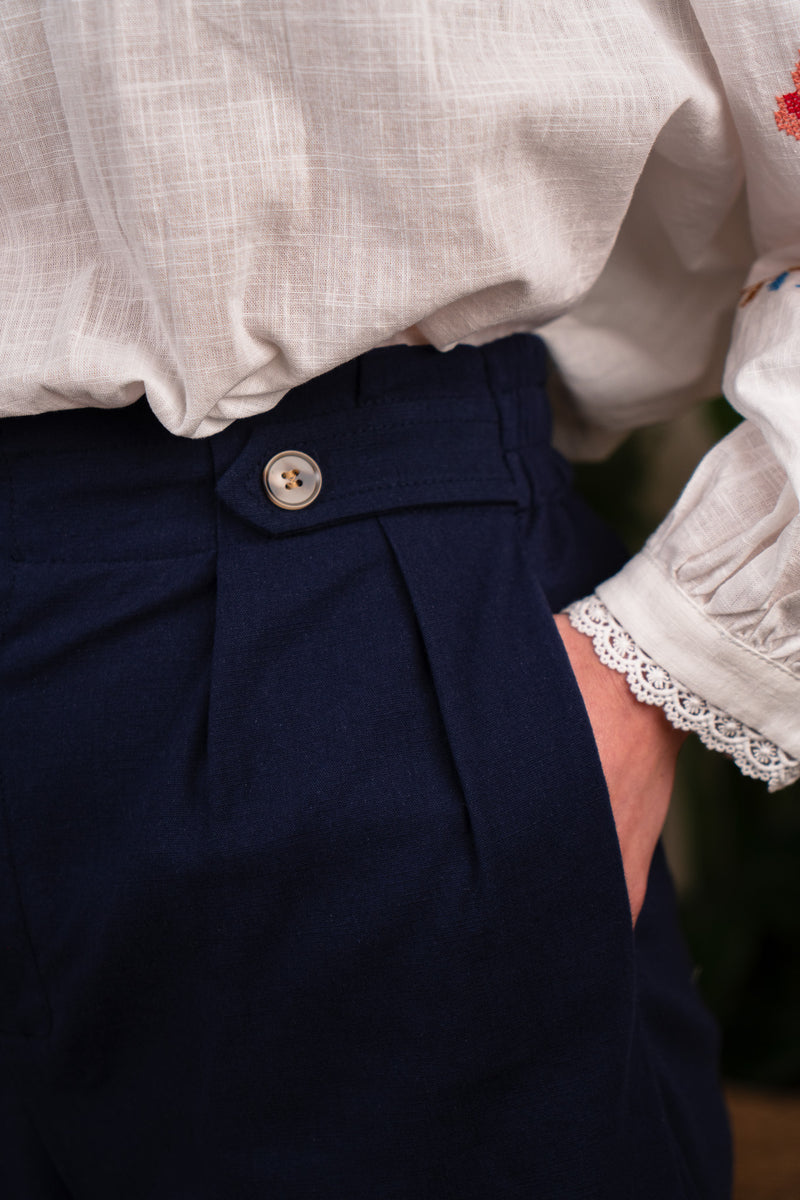 Short IT HIPPIE Nino en coton léger avec taille élastique et poches, porté par un mannequin dans une lumière naturelle
