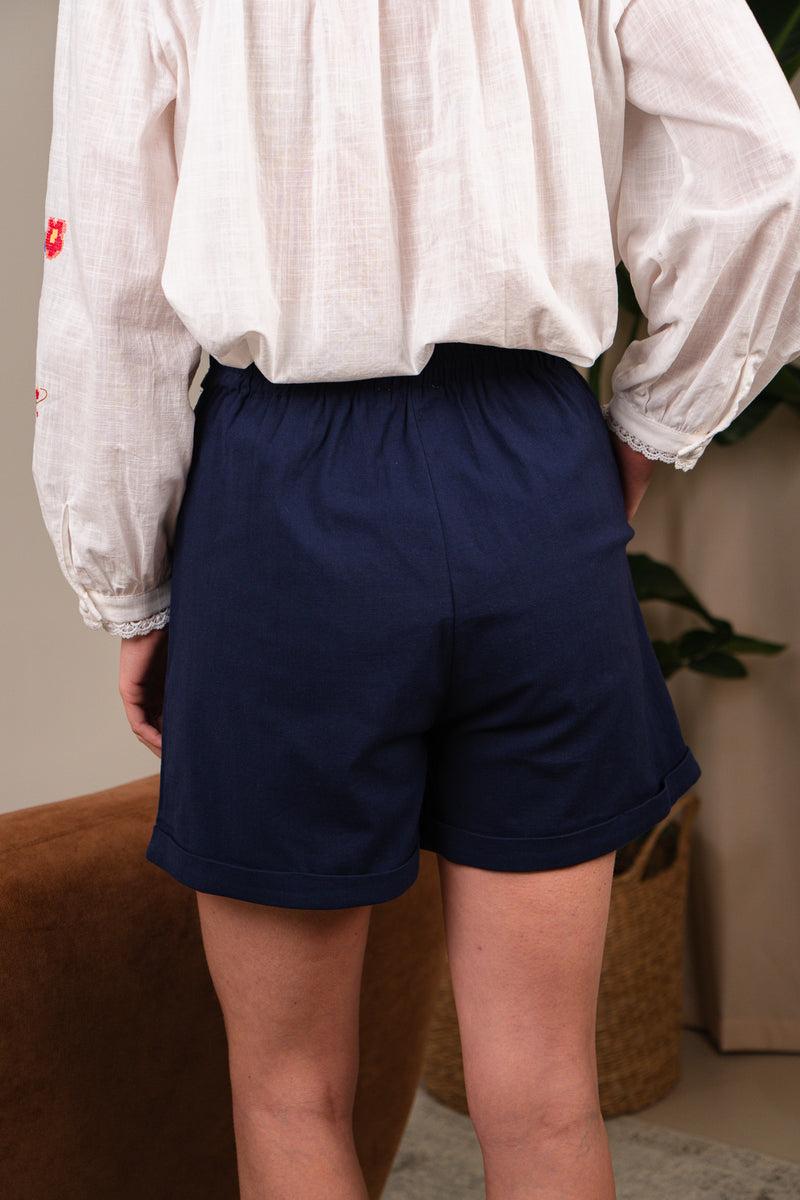 Short IT HIPPIE Nino en coton avec ceinture, coupe décontractée, couleur beige clair, porté sur un fond neutre.