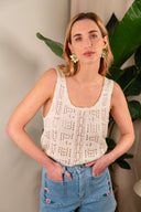 Top Léo de la marque IT HIPPIE, coupe ajustée et tissu léger, porté par un mannequin, couleur neutre.