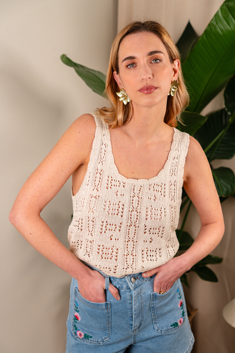 Top Léo de la marque IT HIPPIE, coupe ajustée et tissu léger, porté par un mannequin, couleur neutre.