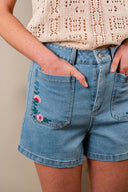 Short Louis de la marque IT HIPPIE, en tissu léger avec poches, porté sur un mannequin.