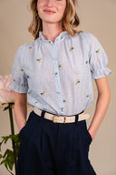 Blouse Victoire femme en coton bleu ciel à col montant froncé - It Hippie