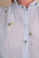 Chemisier bohème Victoire femme en coton bleu ciel à fines rayures - It Hippie