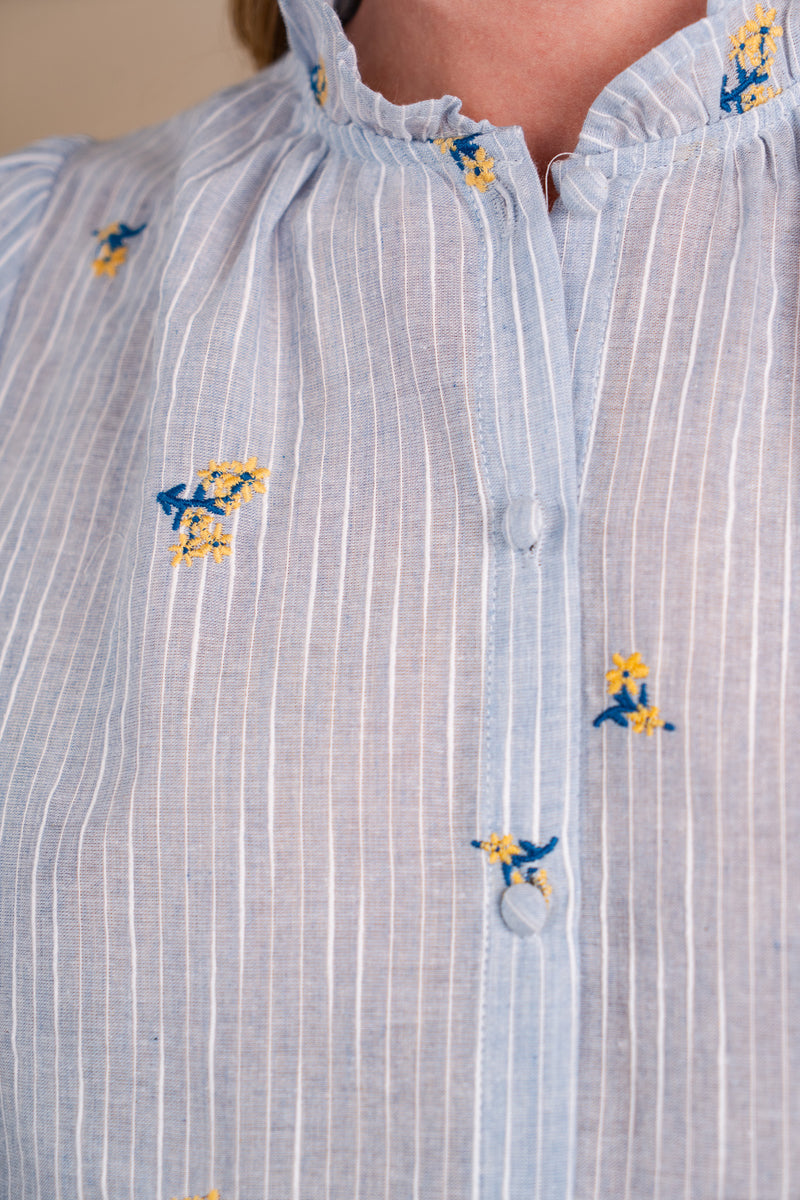 Chemisier bohème Victoire femme en coton bleu ciel à fines rayures - It Hippie