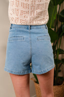 Short femme Louis de la marque IT HIPPIE, coupe classique, en tissu léger, couleur neutre, présenté sur un fond blanc.