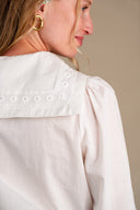 Chemisier Grace femme en coton écru, détail broderie ton sur ton - It Hippie