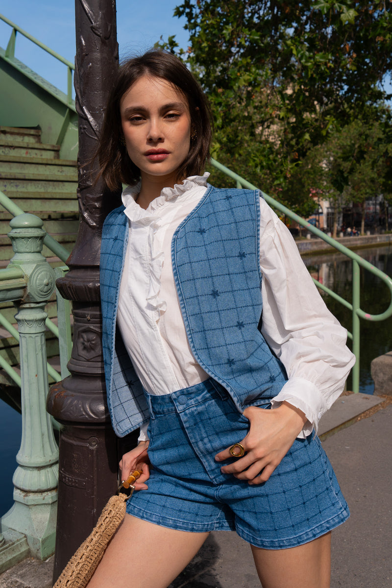 Gilet sans manches Colette femme en coton bleu, broderies fleuries - It Hippie
