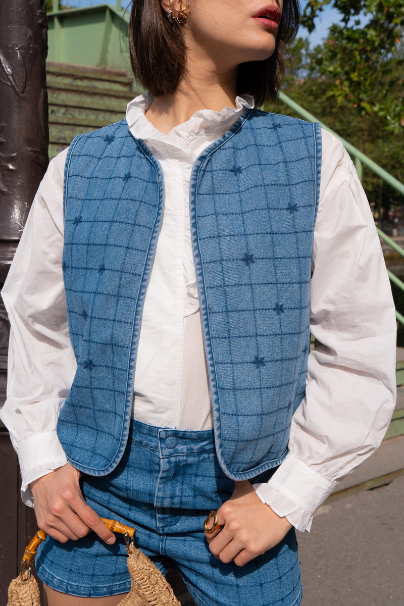 Gilet Colette femme en coton denim bleu à broderies florales - It Hippie
