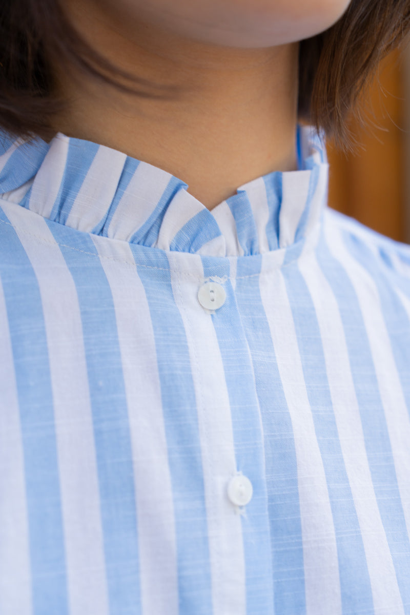 Chemise Mona femme en coton bleu ciel rayé, manches bouffantes et broderies florales - It Hippie