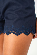 Short Gaspard femme marine, festons brodés au bas des jambes - It Hippie
