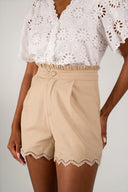 Short Gaspard femme beige en toile sable, finitions festonnées brodées - It Hippie