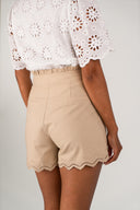 Short Gaspard femme beige, plis devant et finitions festonnées - It Hippie