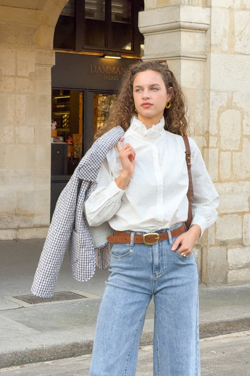 Veste Léna de IT HIPPIE en tissu léger avec boutons, portée décontractée, visible en gros plan sur fond neutre.
