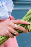 Bague Élina en bijoux IT HIPPIE, design élégant avec détails subtils, vue en gros plan sur la bague portée sur le doigt.