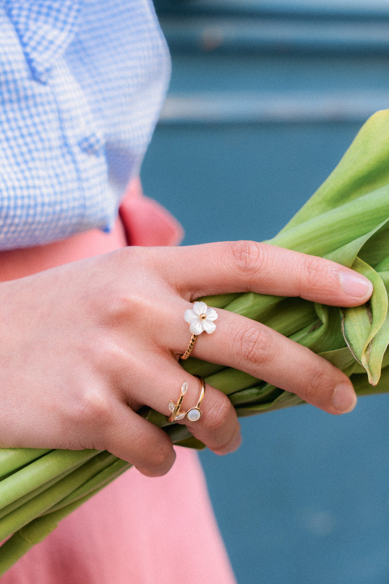 Bague Élina en bijoux IT HIPPIE, design élégant avec détails subtils, vue en gros plan sur la bague portée sur le doigt.