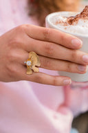 Bague Zita en bijoux IT HIPPIE, design délicat en métal avec détails élégants, portée sur un doigt.