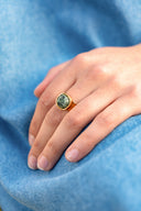 Bague Talia verte en bijoux IT HIPPIE avec pierre verte, élégante et fine, portée sur le doigt.