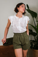 Haut Lua de la marque IT HIPPIE, haut court avec détails de style bohème, porté en mode décontracté.