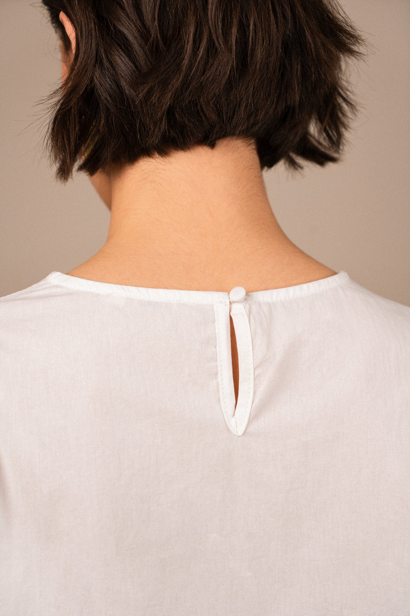 Haut Émy de la marque IT HIPPIE, top élégant en tissu léger, porté sur une mannequin dans une image mode.