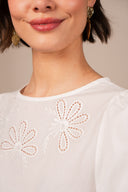 Haut Émy de la marque IT HIPPIE, haut léger en tissu fluide, porté en mode décontracté, couleur neutre, vue de face.