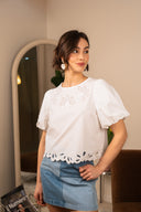 Haut Émy de la marque IT HIPPIE, top léger en tissu fluide avec décolleté V et manches courtes, porté sur mannequin.