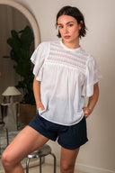 Haut Zélie de la marque IT HIPPIE, blouse légère en tissu fluide, couleur neutre, portée sur un mannequin.