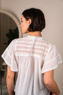 Haut Zélie de la marque IT HIPPIE, blouse élégante avec détails féminins, portée avec style, vue de face.