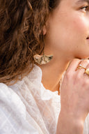 Boucles d'oreilles Albane par IT HIPPIE, bijoux élégants avec design délicat, visibles en détail sur l'image.