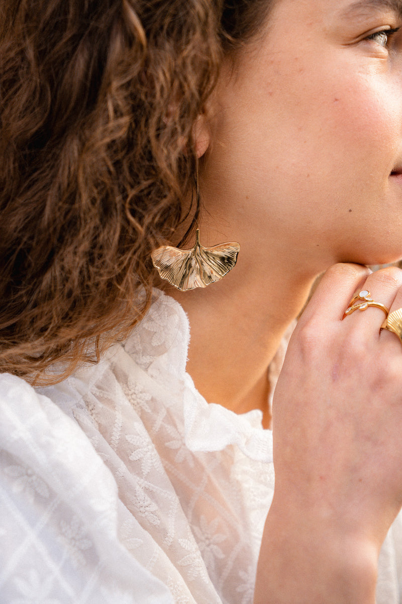 Boucles d'oreilles Albane par IT HIPPIE, bijoux élégants avec design délicat, visibles en détail sur l'image.