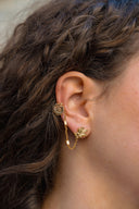 Boucles d'oreilles brunes en bijoux IT HIPPIE avec design élégant et finition brillante, visibles sur l'image.