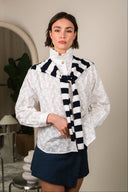 Maile Ily marinière avec châle gris et blanc, tissu doux, style décontracté, porté avec élégance.