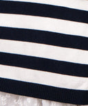 Maile Ily marinière en châle, doux et chaud, avec rayures bleues et blanches, porté enroulé autour du cou.
