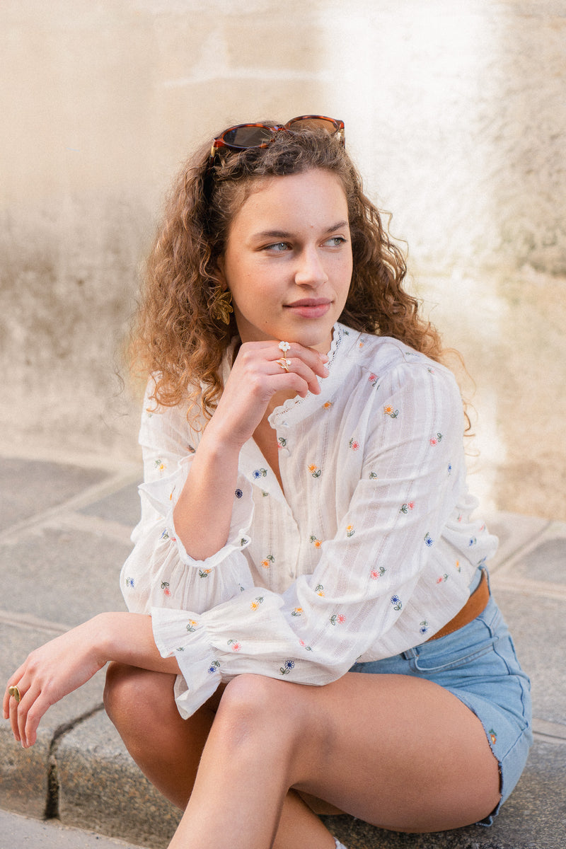 Chemise Daphnéa de la marque IT HIPPIE, haut léger en tissu fluide, vue de face sur fond neutre.